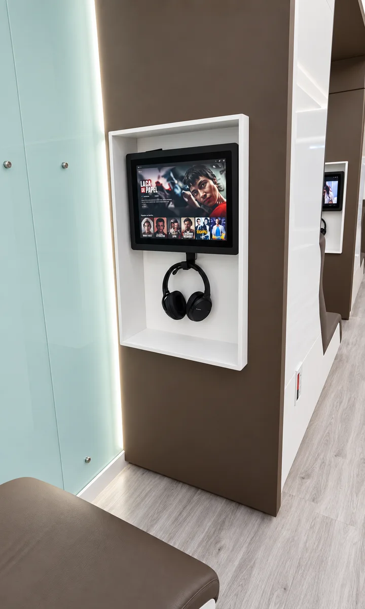 Pantalla de pared con auriculares integrada en un módulo