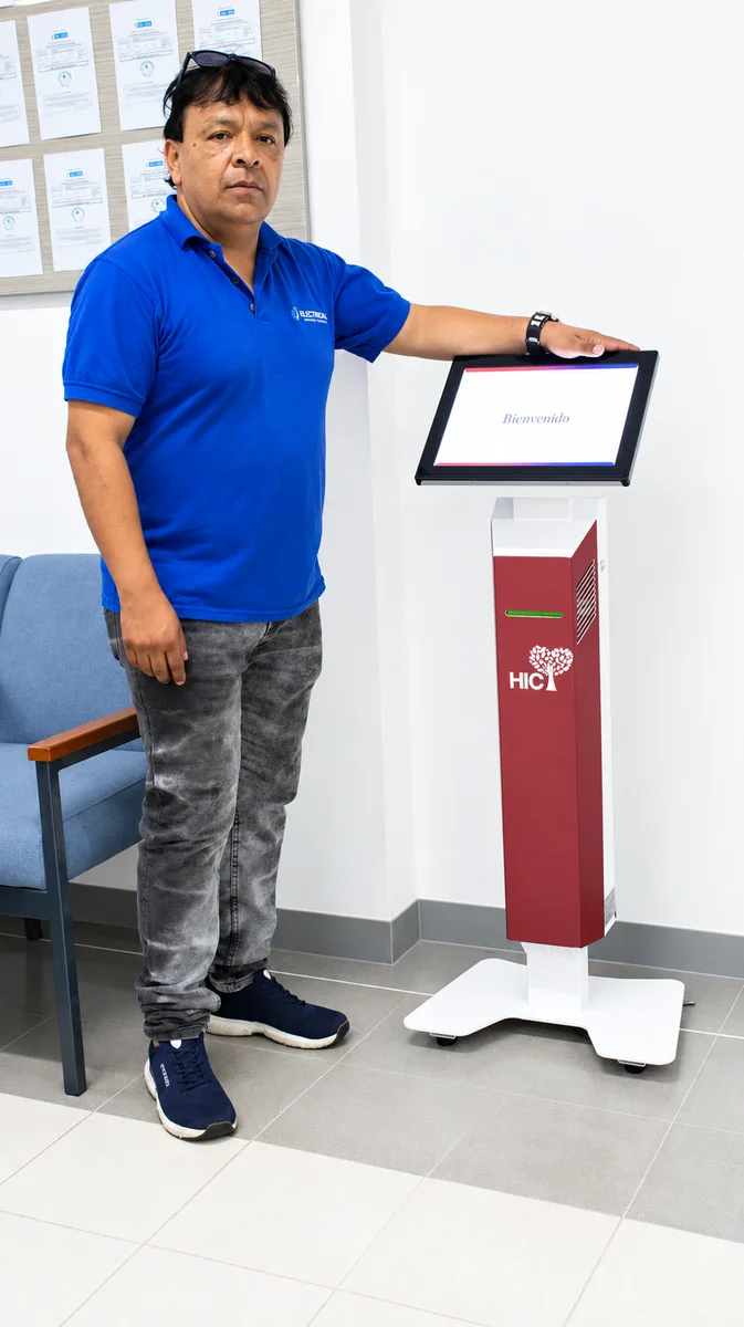 Equipo físico Electronika junto a una persona para referencia de escala